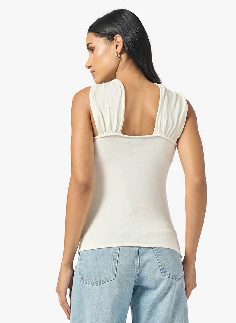 جينجر بلوزة بياقة هالتر مع لمسة ذهبية